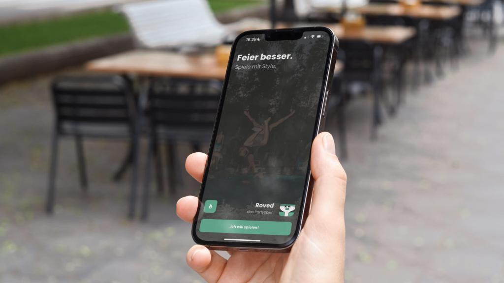 Partyapp: Handy in Hand mit Partyapp geöffnet