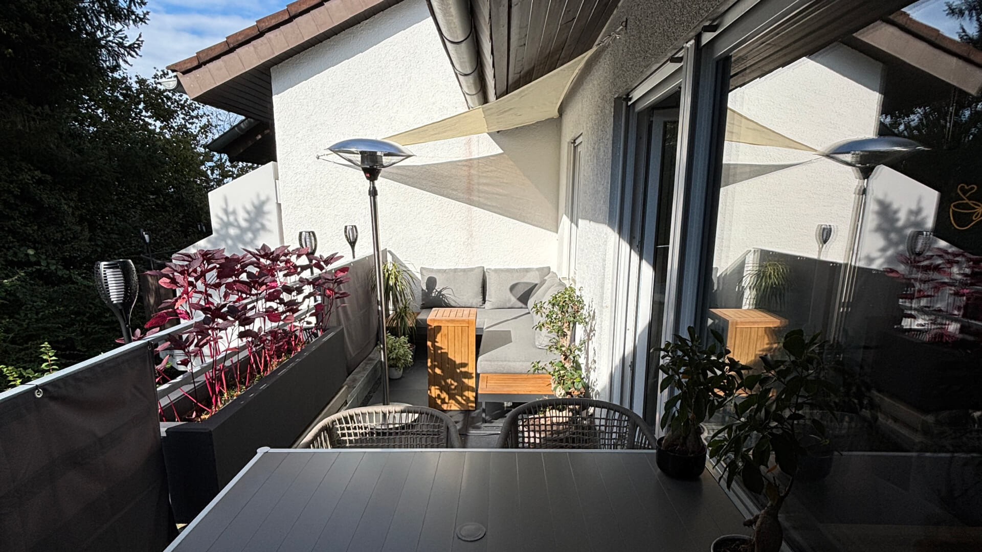 Moderner Balkon mit Tisch und Sitzecke