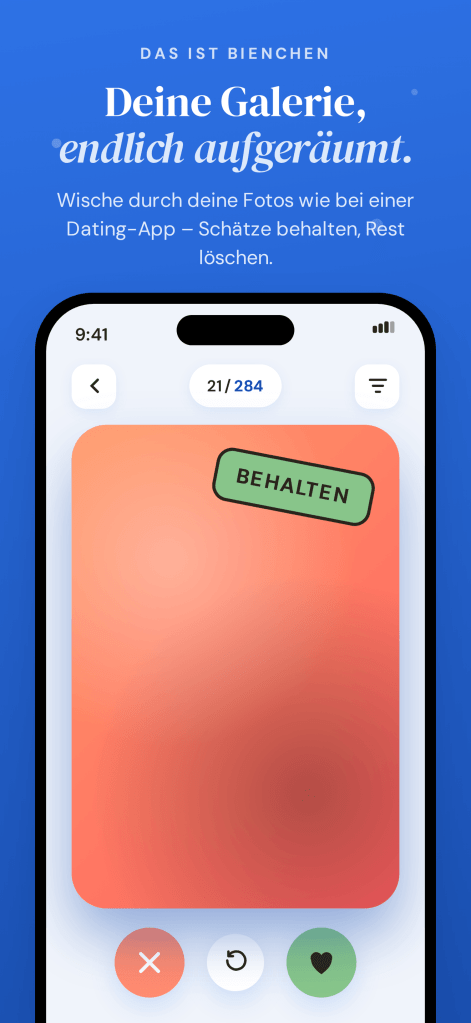 Bienchen-App: Foto-Sortierkarte (21 von 284) mit grünem ‚BEHALTEN'-Stempel sowie Löschen-, Zurück- und Behalten-Buttons. Wische durch deine Fotos wie bei einer Dating-App.